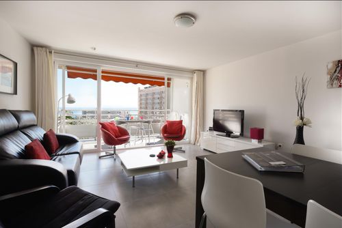 Vista playa Modern and comfortable apartment in Torremolinos, Andalusia, Spain for 4 persons. The apartment is situated in an urban beach area, close to restaurants and bars, shops and supermarkets, 200 m from Carihuela beach and 0....