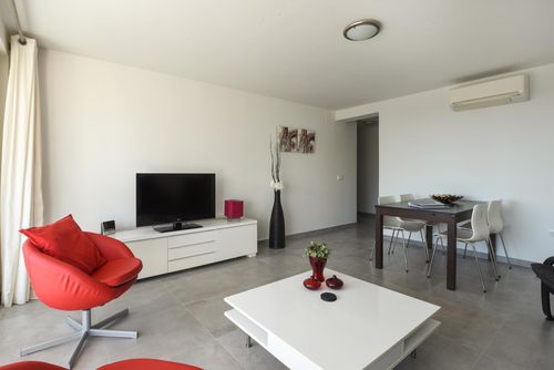 Vista playa Modernes und komfortables Apartment in Torremolinos, Andalusien, Spanien für 4 Personen. Das Apartment befindet sich in einer urbanen Strandgegend, nahe Restaurants und Bars, Geschäften und Supermärkten, 200 m vom Strand Carihuela und 0,2 km vom Mittelmeer entfernt....