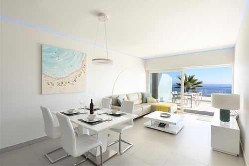 The Hill Collection 1 Prachtig en luxe appartement met gemeenschappelijk zwembad in Benalmádena, Andalusië, Spanje voor 4 personen. Het appartement ligt in een resort, in een kust-, heuvelachtig en woongebied, dicht bij restaurants en bars en op 2 km van Carvajal Beach....