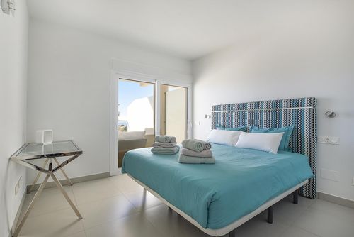 The Hill Collection 1 Prachtig en luxe appartement met gemeenschappelijk zwembad in Benalmádena, Andalusië, Spanje voor 4 personen. Het appartement ligt in een resort, in een kust-, heuvelachtig en woongebied, dicht bij restaurants en bars en op 2 km van Carvajal Beach....
