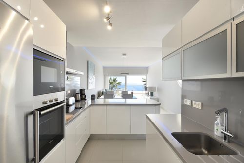 The Hill Collection 1 Prachtig en luxe appartement met gemeenschappelijk zwembad in Benalmádena, Andalusië, Spanje voor 4 personen. Het appartement ligt in een resort, in een kust-, heuvelachtig en woongebied, dicht bij restaurants en bars en op 2 km van Carvajal Beach....