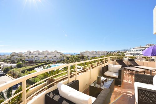 Myramar Penthouse 528 Modern en comfortabel appartement in Mijas Costa, Andalusië, Spanje met een gemeenschappelijk zwembad voor 2 personen. Het appartement is gelegen in een resort, dicht bij restaurants, bars en supermarkten, op 500 m van El Faro Playa strand, 5 km van Fuengirola, en 0,5 km van de Middellandse Zee....