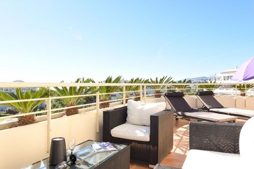 Myramar Penthouse 528 Apartamento moderno y cómodo en Mijas Costa, Andalucía, España, con piscina comunitaria para 2 personas. El apartamento se encuentra en un complejo, cerca de restaurantes, bares y supermercados, a 500 m de la playa de El Faro Playa, a 5 km de Fuengirola y a 0,5 km del mar Mediterráneo....