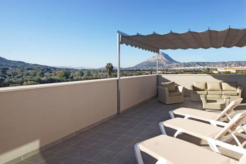 Atico La Haya LT Ruim en comfortabel appartement met gemeenschappelijk zwembad in Javea, Costa Blanca, Spanje voor 6 personen. Het appartement is gelegen in een woonwijk, dicht bij supermarkten en op 1 km van het El Arenal strand....