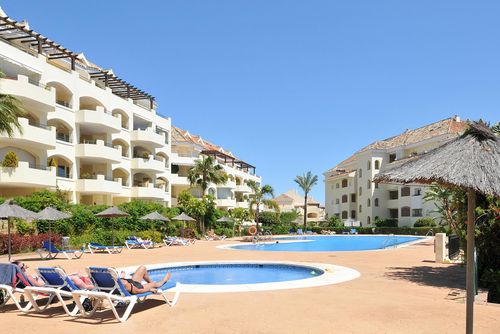 Hacienda Playa 312 Hermoso y cómodo apartamento en Marbella, Andalucía, España con piscina comunitaria para 4 personas. El apartamento está situado en una zona residencial de playa, cerca de supermercados y una pista de tenis, a 500 m de la playa de Playa Don Carlos y a 200 m del Mar Mediterráneo....