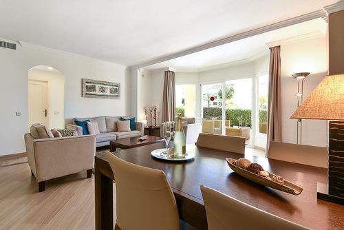 Hacienda Playa 312 Prachtig en comfortabel appartement in Marbella, Andalusië, Spanje met gemeenschappelijk zwembad voor 4 personen. Het appartement is gelegen in een residentiële strandwijk, dicht bij supermarkten en een tennisbaan, op 500 m van het Playa Don Carlos strand en op 200 m van de Middellandse Zee....