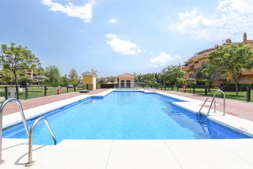 Prados del Golf Modern en comfortabel appartement in La Cala de Mijas, Andalusië, Spanje, met een gemeenschappelijk zwembad voor 4 personen. Het appartement is gelegen in een resort, in een kust- en woongebied, dicht bij een golfbaan, restaurants, bars en supermarkten, op 1 km van het strand van La Cala de Mijas en 1 km van de Middellandse Zee....