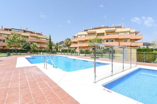 Prados del Golf Apartamento moderno y cómodo en La Cala de Mijas, Andalucía, España, con piscina comunitaria para 4 personas. El apartamento se encuentra en un complejo, en una zona costera y residencial, cerca de un campo de golf, restaurantes, bares y supermercados, a 1 km de la playa de La Cala de Mijas y a 1 km del mar Mediterráneo....