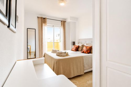 Prados del Golf Modern en comfortabel appartement in La Cala De Mijas, Andalusië, Spanje met gemeenschappelijk zwembad voor 4 personen. Het appartement is gelegen in een resort, in een kust- en woonwijk, dicht bij een golfbaan, restaurants en bars, en supermarkten, 1 km van het strand van La Cala de Mijas en 1 km van de Middellandse Zee....