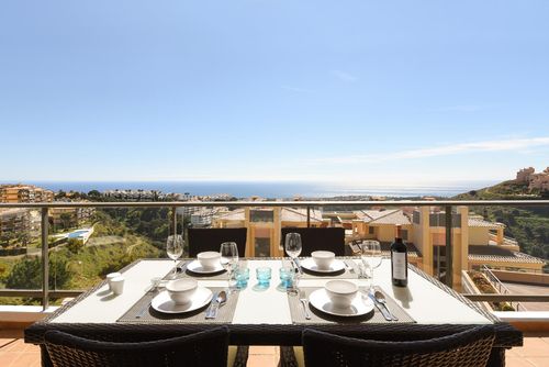 Campos del Mar 476 Maravilloso y cómodo apartamento con piscina comunitaria en Mijas Costa, Andalucía, España, para 4 personas. El apartamento está situado en un complejo turístico, en una zona costera, montañosa y residencial, a 4 km de la playa de Playa de Calahonda y a 10 km de La Cala de Mijas....