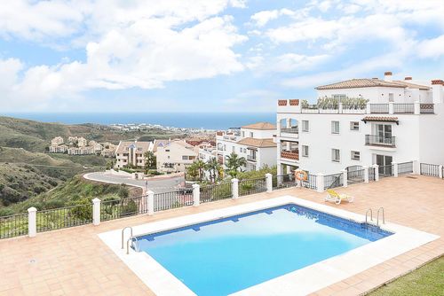 Las Palmeras 473 Wunderbare und komfortable Wohnung mit Gemeinschaftspool in Mijas Costa, Andalusien, Spanien für 4 Personen. Die Wohnung befindet sich in einem Resort, in einer Küsten-, hügeligen und Wohngegend, nahe einem Golfplatz, 3 km vom Strand Playa de Calahonda und 3 km von La Cala de Mijas entfernt....
