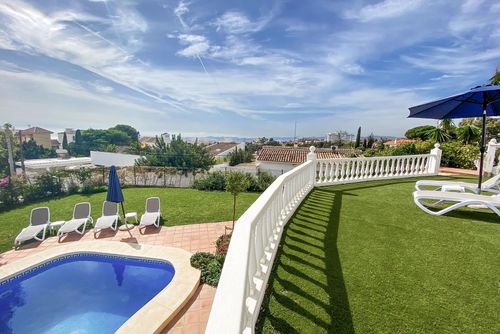 Casa Elena Große und komfortable Villa mit privatem Pool in Fuengirola, Andalusien, Spanien für 8 Personen. Das Haus befindet sich in einer Küsten-, hügeligen und Wohngegend, 2 km vom Strand Carvajal und 10 km von Benalmádena entfernt....