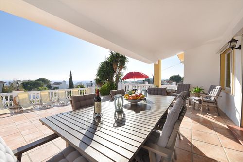 Casa Elena Amplia y cómoda villa con piscina privada en Fuengirola, Andalucía, España para 8 personas. La casa está situada en una zona costera, montañosa y residencial, a 2 km de la playa de Playa Carvajal y a 10 km de Benalmádena....