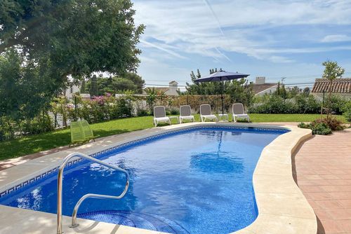 Casa Elena Große und komfortable Villa in Fuengirola, Andalusien, Spanien mit einem privaten Pool für 8 Personen. Das Haus befindet sich in einem küstennahen, hügeligen und Wohngebiet, 2 km vom Playa Carvajal Strand und 10 km von Benalmádena entfernt....