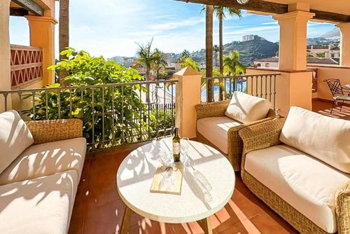Mediterra 433 Wunderschöne und komfortable Wohnung mit Gemeinschaftspool in Benalmadena, Andalusien, Spanien für 4 Personen. Die Wohnung befindet sich in einem Resort, in einer hügeligen und Wohngegend, nahe einem Golfplatz sowie Restaurants und Kneipen, und 2 km vom Strand Torrequebrada entfernt....