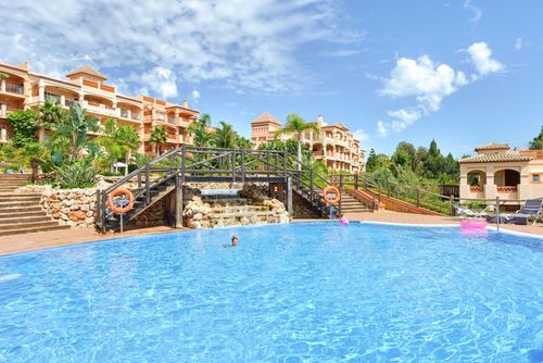 Mediterra 433 Wunderschöne und komfortable Wohnung mit Gemeinschaftspool in Benalmadena, Andalusien, Spanien für 4 Personen. Die Wohnung befindet sich in einem Resort, in einer hügeligen und Wohngegend, nahe einem Golfplatz sowie Restaurants und Kneipen, und 2 km vom Strand Torrequebrada entfernt....