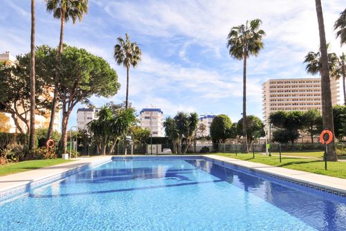 Torrealmadena Rustikales und komfortables Apartment mit Gemeinschaftspool in Benalmadena, Andalusien, Spanien für 4 Personen. Das Apartment befindet sich in einem städtischen Strandgebiet, in der Nähe von Restaurants, Bars und Supermärkten, 500 m vom Strand von Benalmadena, 5 km von Torremolinos und 0,5 km vom Mittelmeer entfernt....