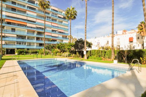 Torrealmadena Apartamento rústico y cómodo con piscina comunitaria en Benalmádena, Andalucía, España, para 4 personas. El apartamento está situado en una zona de playa urbana, cerca de restaurantes, bares y supermercados, a 500 m de la playa de Benalmádena, a 5 km de Torremolinos y a 0,5 km del mar Mediterráneo....