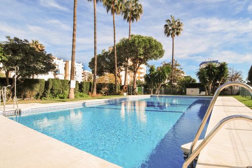 Torrealmadena Rustiek en comfortabel appartement met gemeenschappelijk zwembad in Benalmádena, Andalusië, Spanje voor 4 personen. Het appartement is gelegen in een urban strandgebied, dicht bij restaurants, bars en supermarkten, op 500 m van het strand van Benalmádena, 5 km van Torremolinos en 0,5 km van de Middellandse Zee....