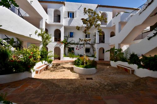 Remedios Apartment in Chiclana de la Frontera, Costa de la Luz, Spain with communal pool for 5 persons. The apartment is situated in an urban beach area, close to restaurants and bars, shops and supermarkets, and 200 m from La Barrosa beach....
