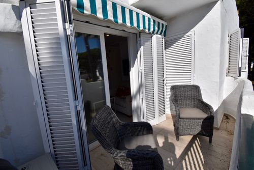 Remedios Appartement avec piscine commune à La Barrosa, Costa de la Luz, Espagne, pour 5 personnes. L'appartement est situé dans un quartier urbanisé en bord de mer, à proximité des restaurants et bars, des magasins et supermarchés, et à 200 m de la plage de La Barrosa....