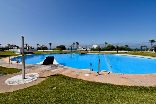 Remedios Appartement avec piscine commune à La Barrosa, Costa de la Luz, Espagne, pour 5 personnes. L'appartement est situé dans un quartier urbanisé en bord de mer, à proximité des restaurants et bars, des magasins et supermarchés, et à 200 m de la plage de La Barrosa....