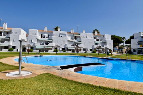 Remedios Apartamento en La Barrosa, Costa de la Luz, España, con piscina comunitaria para 5 personas. El apartamento se encuentra en una zona urbana de playa, cerca de restaurantes y bares, tiendas y supermercados, y a 200 m de la playa de La Barrosa....
