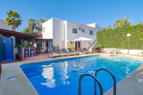 Andrago 10 Amplia y cómoda villa con piscina climatizada en Moraira, Costa Blanca, España, para 10 personas. La casa está situada en una zona residencial de playa, cerca de restaurantes, bares y supermercados, a 500 metros de la playa de Cala Andrago y a 0,5 km del mar Mediterráneo....