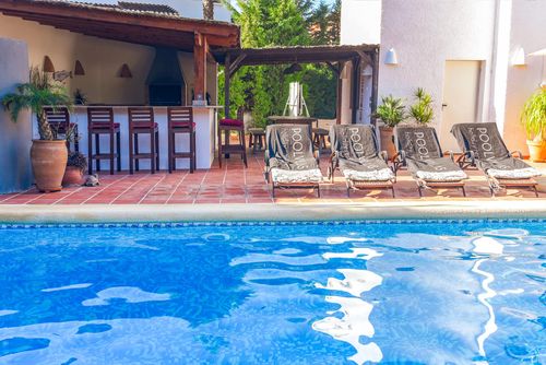 Andrago 10 Grote en comfortabele villa met verwarmd zwembad in Moraira, Costa Blanca, Spanje voor 10 personen. Het huis bevindt zich in een residentiële strandwijk, dicht bij restaurants, bars en supermarkten, op 500 meter van Cala Andrago strand en 0,5 km van de Middellandse Zee....