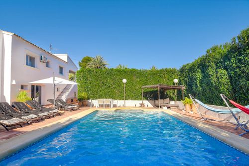 Andrago 8 Grote en comfortabele villa in Moraira, Costa Blanca, Spanje met verwarmd zwembad voor 8 personen. Het huis is gelegen in een residentiële strandwijk, dicht bij restaurants, bars en supermarkten, op 500 m van Cala Andrago strand en 0,5 km van de Middellandse Zee....