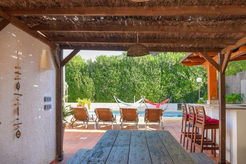 Andrago 8 Amplia y cómoda villa en Moraira, Costa Blanca, España, con piscina climatizada para 8 personas. La casa está situada en una zona residencial de playa, cerca de restaurantes, bares y supermercados, a 500 metros de la Playa Cala Andrago y a 0....