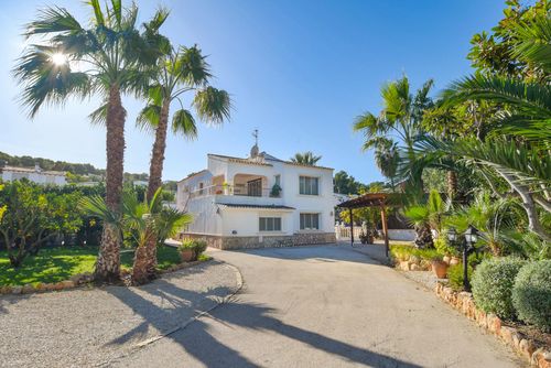 Andrago 6 Grote en comfortabele villa met verwarmd zwembad in Moraira, Costa Blanca, Spanje voor 6 personen. Het huis is gelegen in een residentiële strandwijk, dicht bij restaurants, bars en supermarkten, op 500 meter van Cala Andrago strand en op 500 meter van de Middellandse Zee....