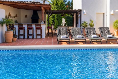 Andrago 6 Amplia y cómoda villa con piscina climatizada en Moraira, Costa Blanca, España, para 6 personas. La casa está situada en una zona residencial de playa, cerca de restaurantes, bares y supermercados, a 500 metros de la playa de Cala Andrago y a 500 metros del Mar Mediterráneo....