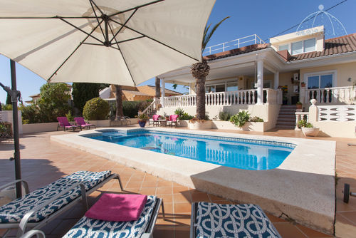 Bella Vida Alfaz Clásica y cómoda villa con piscina privada en Albir-Alfaz del Pi, Costa Blanca, España, para 6 personas. La casa se encuentra en una zona costera y residencial....