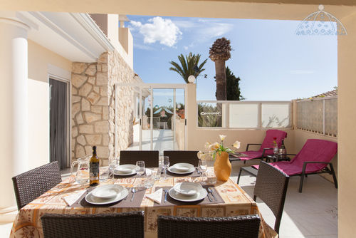 Bella Vida Alfaz Villa classique et confortable avec piscine privée à Albir-Alfaz del Pi, Costa Blanca, Espagne, pouvant accueillir 6 personnes. La maison est située dans un quartier côtier et résidentiel....