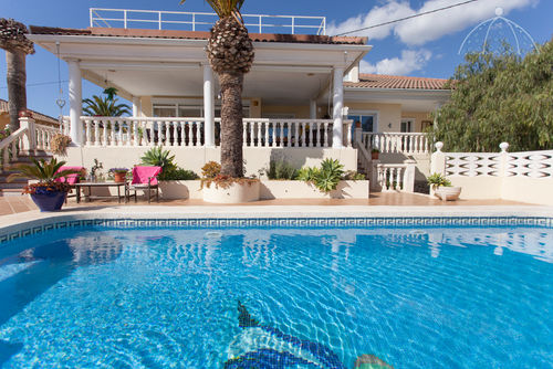 Bella Vida Alfaz Villa classique et confortable avec piscine privée à Albir-Alfaz del Pi, Costa Blanca, Espagne, pouvant accueillir 6 personnes. La maison est située dans un quartier côtier et résidentiel....