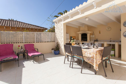 Bella Vida Alfaz Villa classique et confortable avec piscine privée à Albir-Alfaz del Pi, Costa Blanca, Espagne, pouvant accueillir 6 personnes. La maison est située dans un quartier côtier et résidentiel....