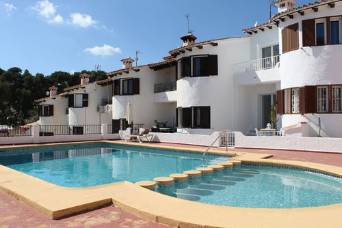Algas 4pax Maison de vacances rustique et charmante avec piscine commune à Moraira, Costa Blanca, Espagne, pouvant accueillir 4 personnes. La maison est située dans un quartier résidentiel proche de la plage et se trouve à 1 km de la plage....
