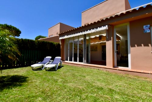 Trebol Maison avec piscine commune à Chiclana de la Frontera, Costa de la Luz, Espagne, pour 6 personnes. La maison est située dans une zone urbaine de plage, proche d'un terrain de tennis et à 2 km de la plage de La Barrosa....