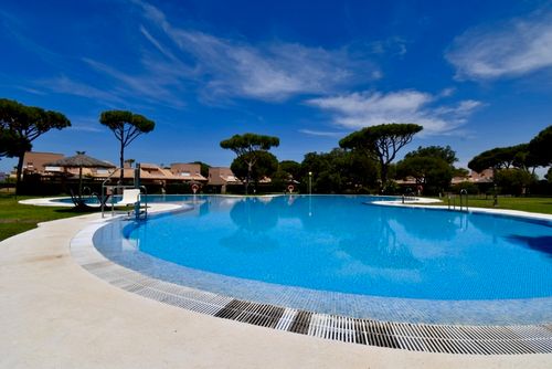 Trebol Haus mit Gemeinschaftspool in Chiclana de la Frontera, Costa de la Luz, Spanien für 6 Personen. Das Haus befindet sich in einem städtischen Strandgebiet, in der Nähe eines Tennisplatzes und 2 km vom Strand La Barrosa entfernt....