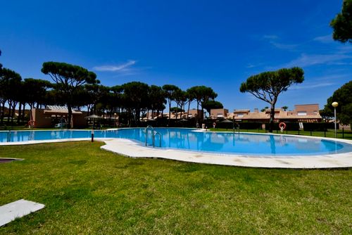 Trebol Maison avec piscine commune à Chiclana de la Frontera, Costa de la Luz, Espagne, pour 6 personnes. La maison est située dans une zone urbaine de plage, proche d'un terrain de tennis et à 2 km de la plage de La Barrosa....