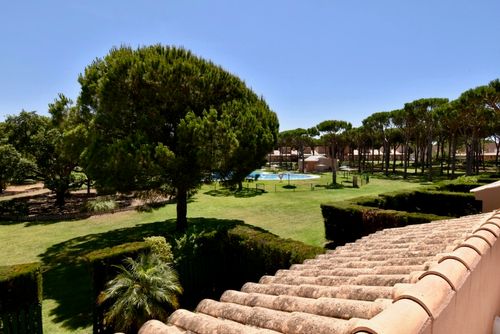Trebol Casa en Chiclana de la Frontera, Costa de la Luz, España con piscina comunitaria para 6 personas. La casa está situada en una zona de playa urbana, cerca de una pista de tenis y a 2 km de la playa de La Barrosa....