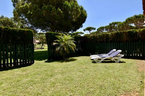 Trebol Casa en Chiclana de la Frontera, Costa de la Luz, España con piscina comunitaria para 6 personas. La casa está situada en una zona de playa urbana, cerca de una pista de tenis y a 2 km de la playa de La Barrosa....