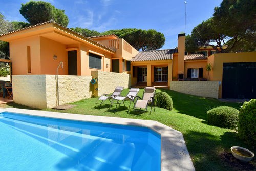 Tanit Große und freundliche Villa mit privatem Pool in Chiclana de la Frontera, Costa de la Luz, Spanien für 8 Personen. Das Haus befindet sich in einem Wohngebiet in Strandnähe....