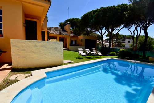 Tanit Grande et joyeuse villa avec piscine privée à Chiclana de la Frontera, Côte de la Lumière, Espagne, pour 8 personnes. La maison est située dans un quartier résidentiel proche de la plage....
