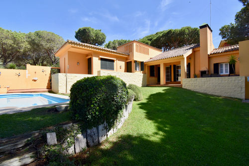 Tanit Grande et joyeuse villa avec piscine privée à Chiclana de la Frontera, Côte de la Lumière, Espagne, pour 8 personnes. La maison est située dans un quartier résidentiel proche de la plage....