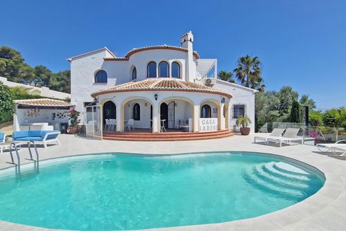 Casa Sabene Magnifique et confortable villa à Javea, Costa Blanca, Espagne avec piscine privée pour 8 personnes. La maison est située dans une zone côtière, vallonnée et urbaine, à 3 km de la plage de La Granadella et à 5 km de Javea....