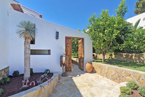 Casa Sabene Charmante et confortable villa à Jávea, Costa Blanca, Espagne, avec une piscine privée pour 8 personnes. La maison est située dans une zone côtière, vallonnée et urbaine, à 3 km de la plage de La Granadella et à 5 km de Jávea....