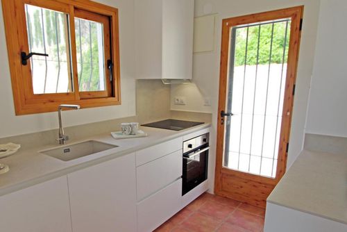 Oliva 6 Magnifique et confortable villa à Moraira, Costa Blanca, Espagne, avec une piscine privée pour 6 personnes. La maison est située dans un quartier résidentiel et vallonné, à 3 km de la plage d'Ampolla Moraira....