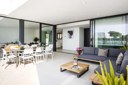 Clem Wunderschöne Luxusvilla in Calpe, Costa Blanca, Spanien mit privatem Pool für 8 Personen. Die Villa befindet sich in einem städtischen Strandgebiet, in der Nähe von Restaurants, Bars und Supermärkten, und 1 km vom Strand entfernt....